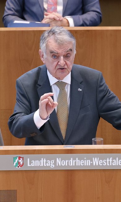 BDMP-Sliderbild Nr.2: IM NRW Reul (CDU): "Der Einsatz von legalen Waffen im Zusammenhang mit Tötungsdelikten ist ein Ausnahmefall. Daher muss man den Schluss ziehen, dass eine Verschärfung des Waffengesetzes Kriminelle damit nicht besonders juckt."